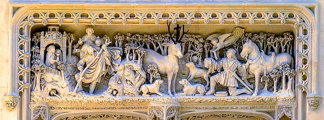 Architrave scolpito della cappella di San Uberto ad Amboise con la leggenda del cervo e del santo cacciatore
