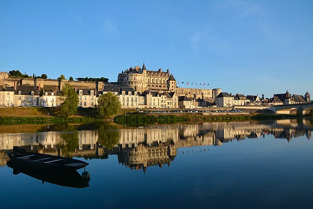 Amboise e il suo castello riflessi nella Loira al crepuscolo