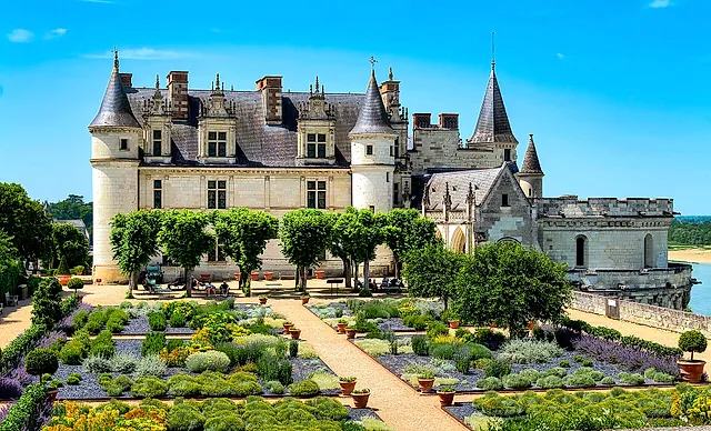 Château d'Amboise: the Charles VIII wing and the terrace gardens seen from the rampart