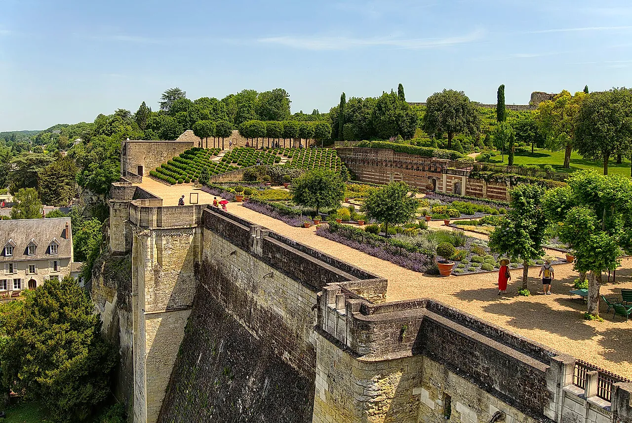 Les remparts et les jardins suspendus du château royal d’Amboise au-dessus de la Loire