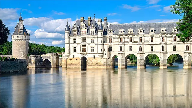 La galleria del castello di Chenonceau sulle sue arcate sopra il fiume Cher