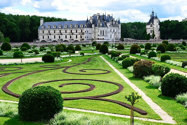 Il giardino a parterre del castello di Chenonceau con il castello sullo sfondo