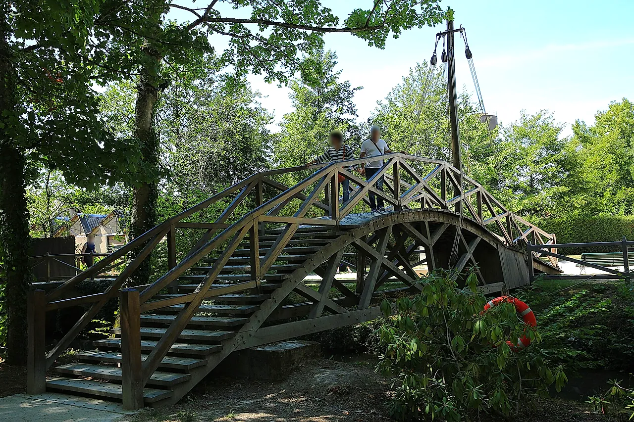 Un ponte in legno a grandezza naturale costruito sui disegni di Leonardo da Vinci nel parco del Clos Lucé